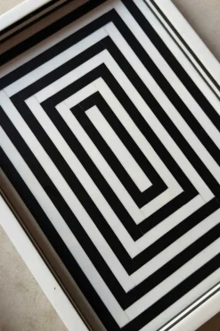 Cristina Oria Bandejas^Bandeja De Resina Con Diseño De Rayas Blancas Y Negras