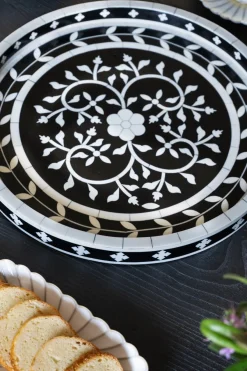 Cristina Oria Bandejas^Bandeja De Resina Redonda Con Diseño De Flores Blancas Y Negras