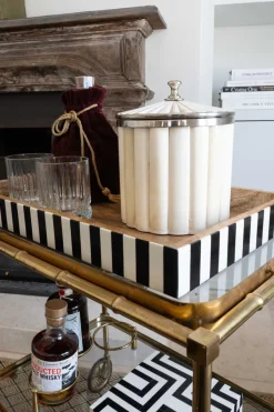 Cristina Oria Bandejas^Bandeja De Resina Y Madera Con Diseño De Rayas Blancas Y Negras Grande