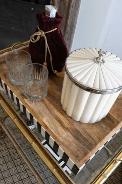 Cristina Oria Bandejas^Bandeja De Resina Y Madera Con Diseño De Rayas Blancas Y Negras Grande