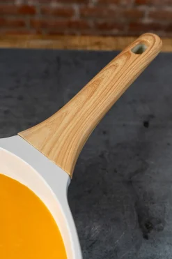 Cristina Oria Sartenes, Ollas Y Cacerolas^Cacerola Blanca Con Mango De Madera