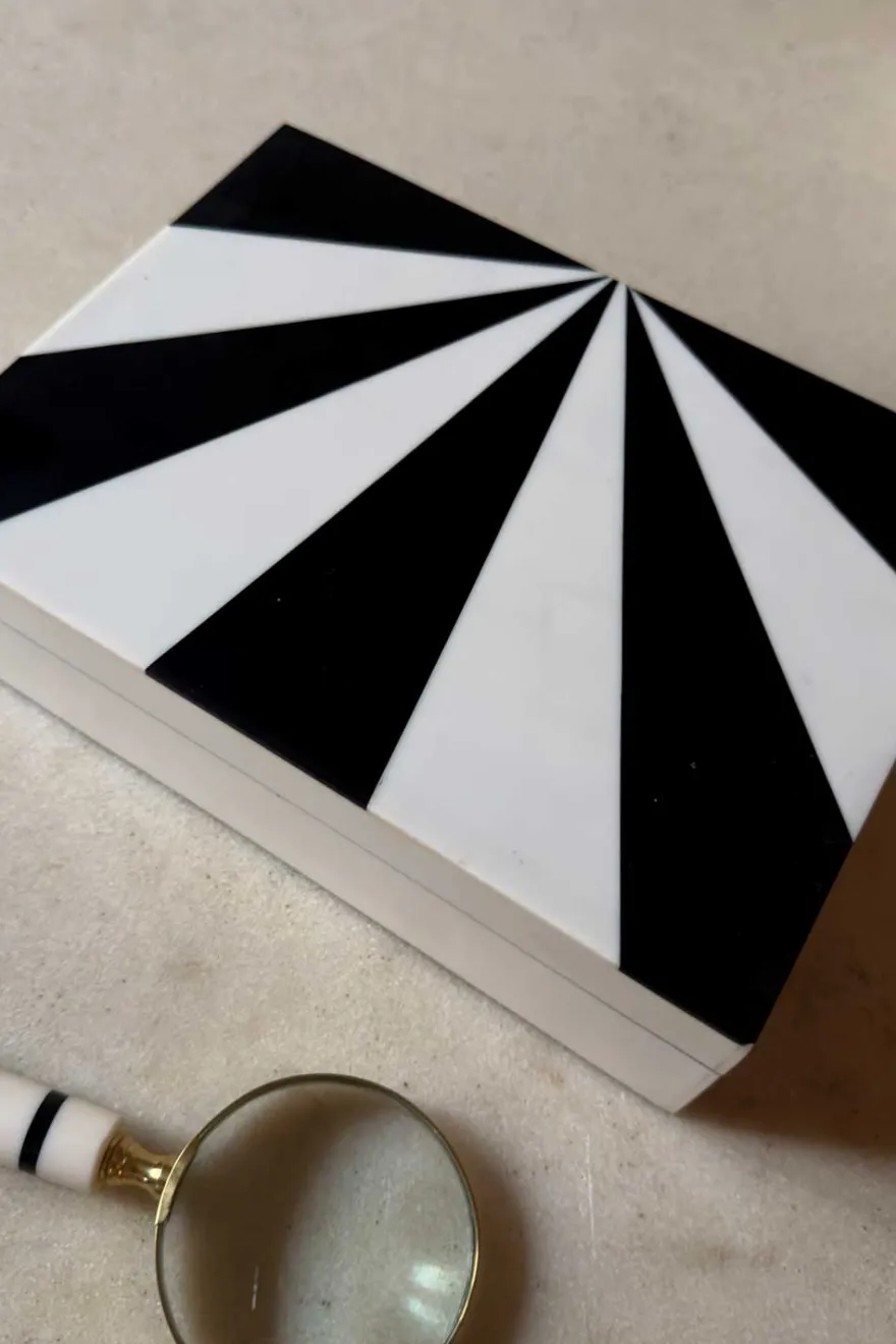 Cristina Oria Piezas Decorativas^Caja Decorativa De Resina Con Diseño De Rayos Blancos Y Negros