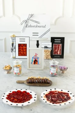 Cristina Oria Cajas Y Bolsas Gourmet|Cajas Y Bolsas Gourmet^Caja Recién Mamá Picoteo & Cuadros Bordados