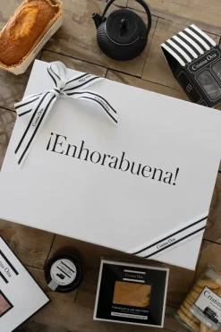 Cristina Oria Cajas Y Bolsas Gourmet|Cajas Y Bolsas Gourmet^Caja Recién Mamá Picoteo & Cojín Bordado