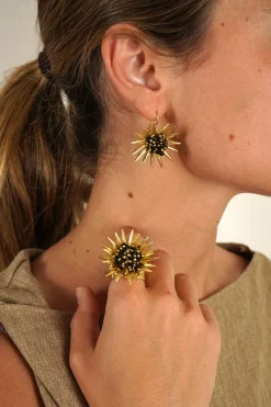 Cristina Oria Joyas Co|Joyas Co^Combinación Anillo & Pendientes Dorados Diseño Girasoles Negros