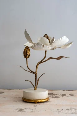 Cristina Oria Piezas Decorativas|Candelabros Y Portavelas^Flor Decorativa Dorada Y Blanca Diseño Magnolia