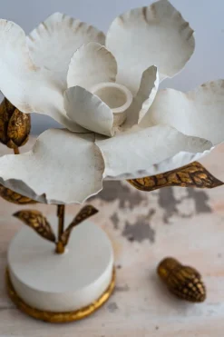 Cristina Oria Piezas Decorativas|Candelabros Y Portavelas^Flor Decorativa Dorada Y Blanca Diseño Magnolia