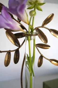 Cristina Oria Jarrones, Floreros Y Maceteros^Florero De Metal Dorado Con Diseño De Planta Mediano