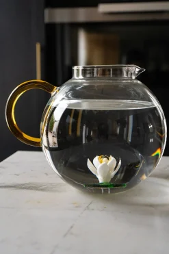 Cristina Oria Jarras Y Botellas^JARRA GLOBO DE VIDRIO SOPLADO CON FIGURA FLOR