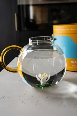 Cristina Oria Jarras Y Botellas^JARRA GLOBO DE VIDRIO SOPLADO CON FIGURA FLOR