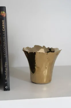 Cristina Oria Jarrones, Floreros Y Maceteros^Jarrón Dorado Con Diseño Irregular