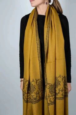 Cristina Oria Bufandas Y Pashminas^Pashmina Lisa Con Bordado Ocre Y Flor Negra