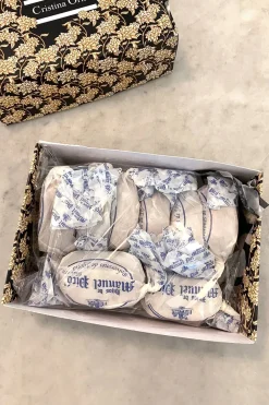 Cristina Oria Dulces Cristina Oria^Polvorones En Caja De Flores Co