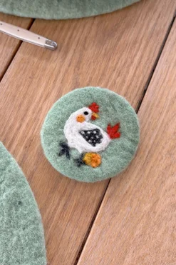 Cristina Oria Posavasos Y Servilleteros^Posavasos De Fieltro Verde Con Diseño De Gallina
