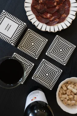 Cristina Oria Posavasos Y Servilleteros^Set 4 Posavasos Con Diseño Blanco Y Negro