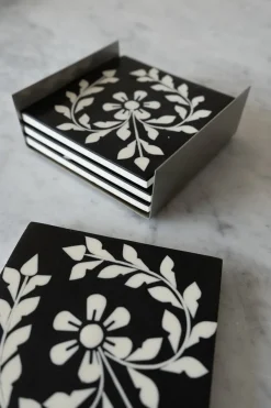 Cristina Oria Posavasos Y Servilleteros^Set 4 Posavasos Con Diseño De Flores Blancas Sobre Fondo Negro