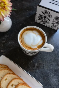 Cristina Oria Tazas Y Teteras^Taza Negra Y Blanca Con Diseño De Flores
