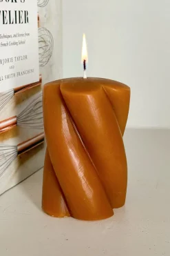 Cristina Oria Velas^Vela Ancha Con Diseño En Espiral Ocre