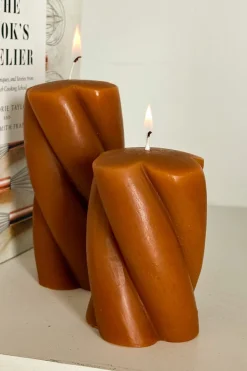 Cristina Oria Velas^Vela Ancha Con Diseño En Espiral Ocre