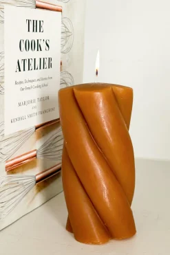 Cristina Oria Velas^Vela Ancha Con Diseño En Espiral Ocre Grande