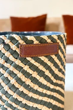 Cristina Oria Velas^Vela Artesanal De Cuero Y Rafia Con Fragancia Almizcle Mediana